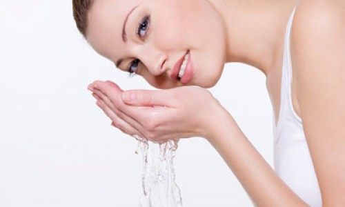 Rửa mặt thường xuyên giúp đẹp da